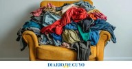 ¿Vagancia? Qué significa que una persona acumule ropa en una silla