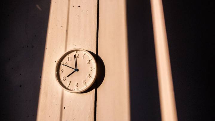 La hora real: cuál debería ser el huso horario en Argentina según un experto en ritmos biológicos