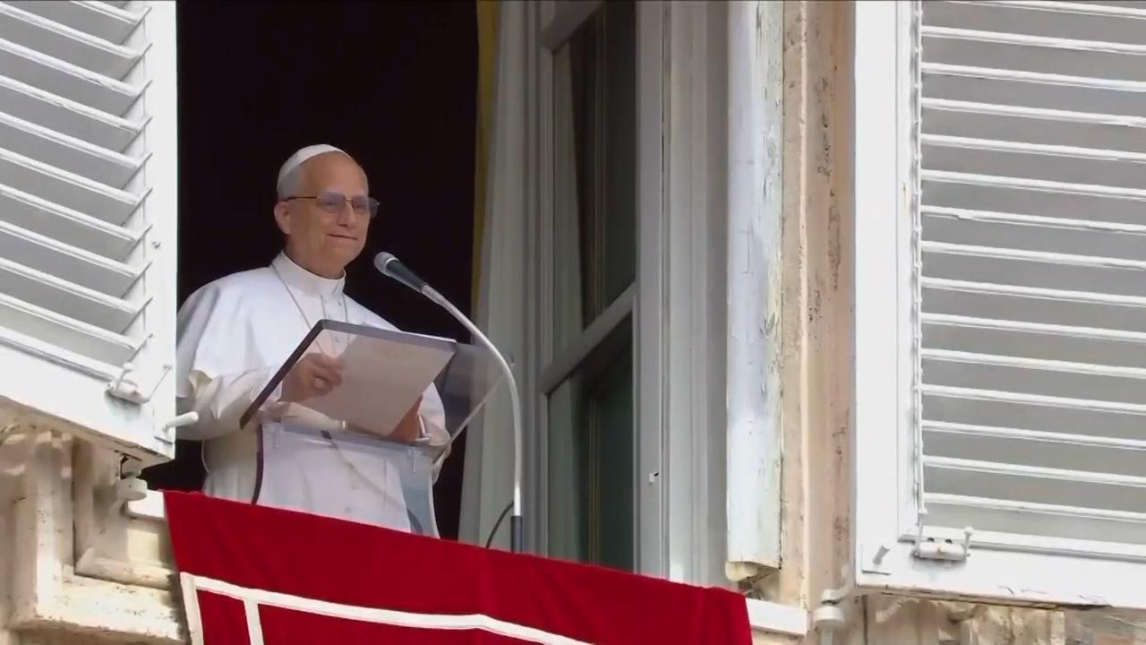 Catholic faithful gather to wish Pope Leo XIV happy 70th birthday