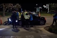 Como un sketch de División Palermo: la moto del policía cayó sobre el auto y el control terminó en papelón