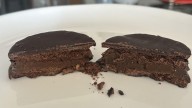 Alfajor de chocolate proteico: preparatelo con solo un huevo, una cucharada de cacao en polvo y estos ingredientes