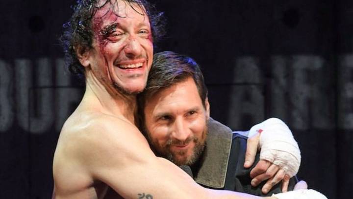 Lionel Messi fue a visitar a su amigo Nicolás Vázquez y revolucionó un teatro porteño