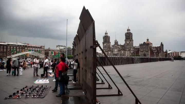 Palacio Nacional, amurallado ante protestas por 43 normalistas de Ayotzinapa
