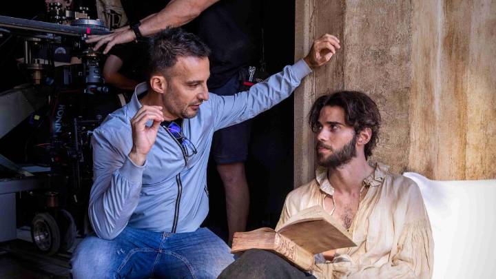Alejandro Amenábar estrena ‘El cautivo’, sobre un Cervantes inédito: “Renunciar al elemento homosexual hubiera sido como sentir vergüenza de mí mismo”