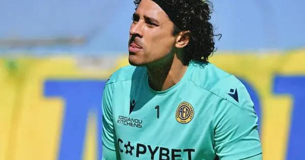 Guillermo Ochoa vuelve a perder en su segunda titularidad