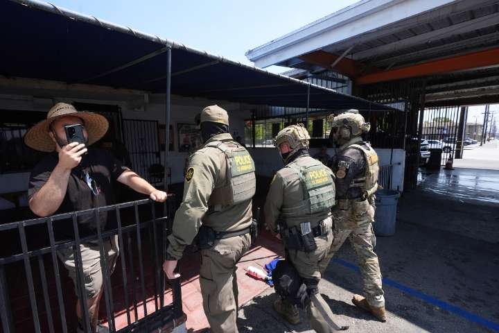 Dueño de lavado de autos demanda $50 millones por violento arresto de ICE en LA