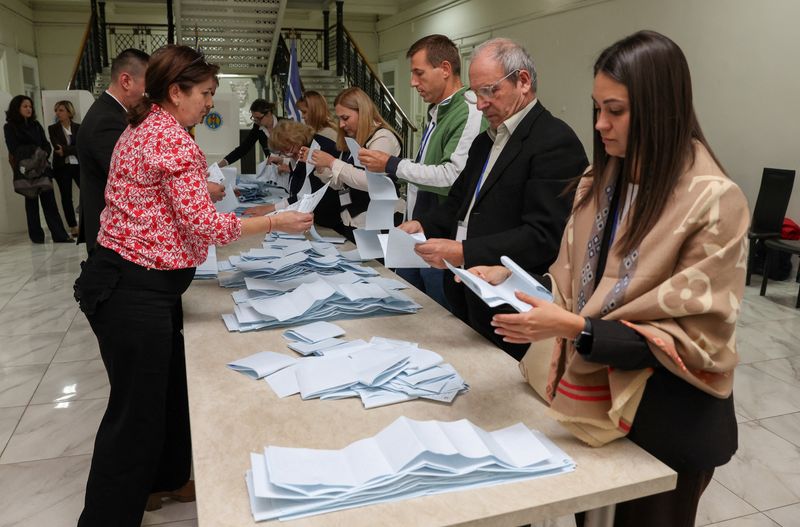 Moldova's pro-EU government edges towards majority in pivotal vote
