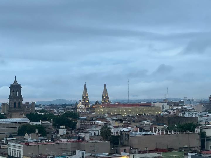 Lluvias muy fuertes y oleaje elevado pondrán en alerta a Jalisco este jueves