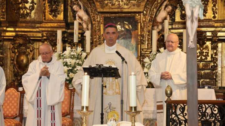 El alcalde de Ribadeo (Lugo), Daniel Vega, ofrece a la Virxe dos Remedios una plegaria por Galicia