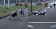 Competidores en silla de ruedas sufren impactante caída en un bache durante el Maratón de CDMX