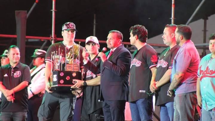 Equipo de béisbol Indios de Ciudad Juárez entrega trofeo de campeonato al alcalde Cruz Pérez Cuéllar