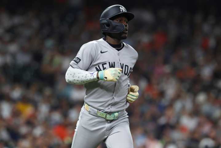 Yankees' All-Star infield exits game with double knee contusion