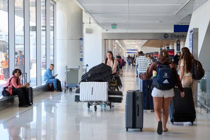 Vuelo de United a Groenlandia se sale de control y debe regresar al aeropuerto de Newark: el personal no estaba capacitado