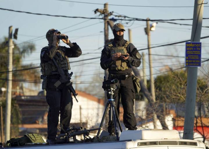 Bajo un megaoperativo de seguridad, Milei ya está camino a Moreno para cerrar campaña en Buenos Aires