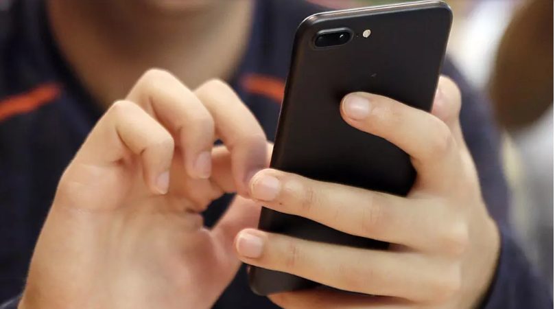 La razón por la que Francia se plantea prohibir las redes sociales a los menores de 15 años