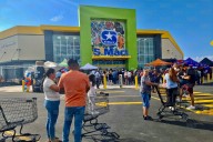 Recibe S-Mart Paseo Esmeralda a sus primeros clientes