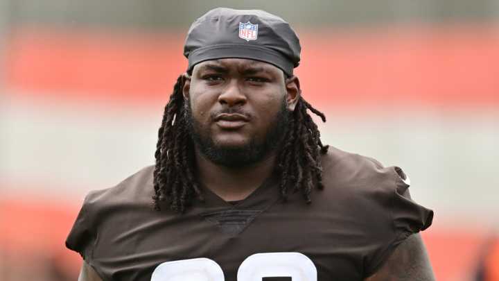 Giants O-lineman throws tantrum after penalty