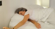 ¿Duermes peor después de los 50? Expertos advierten sobre los riesgos de automedicarse