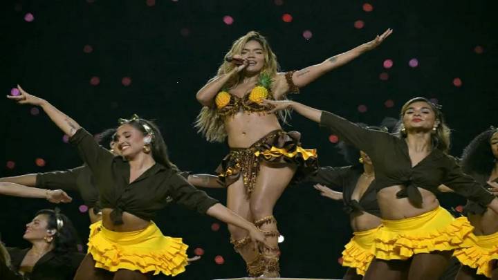 Karol G llenó con un deslumbrante show tropical el medio tiempo del juego de la NFL en São Paulo