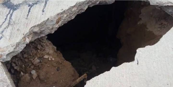 En riesgo viviendas por enorme socavón en el barrio de Tlaxcala