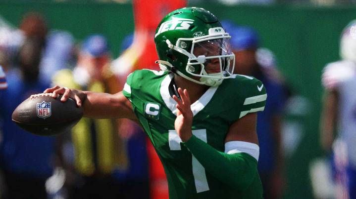 Jets’ Justin Fields evaluated for concussion in Bills blowout