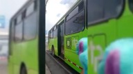 Un policía ayuda a rescatar a una bebé protegida por su abuela en la explosión de un camión de gas en Ciudad de México