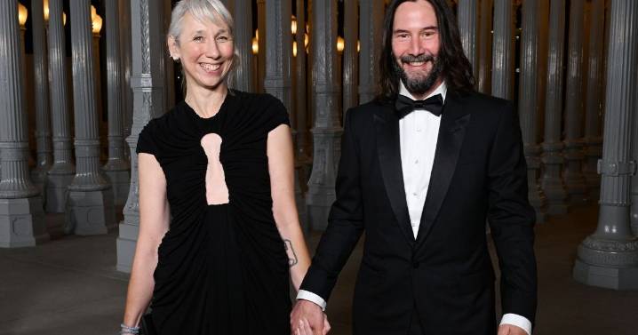 Fans Say Photo of Keanu Reeves Kissing His Girlfriend Under the Skies Is 'Magnificent'