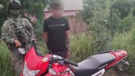 Marinos detienen a un hombre en Mazatlán con motocicleta robada
