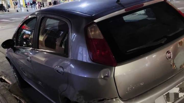Una mujer sufrió golpes dentro del auto, hizo señas en un control y el agresor quedó detenido