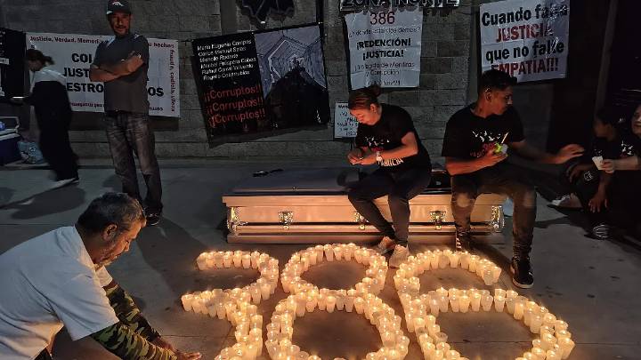 Colocan ataúd y veladoras en Fiscalía al conmemorar tres meses del caso del crematorio Plenitud en Juárez