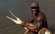 Exigen animalistas deportar a “influencer” por maltrato a cocodrilos en Australia