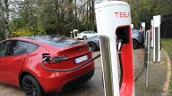 Parents say defective Tesla door handles trapped their kids in back seat