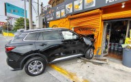 Camioneta choca contra ferretería sobre la avenida Las Américas en Guadalupe