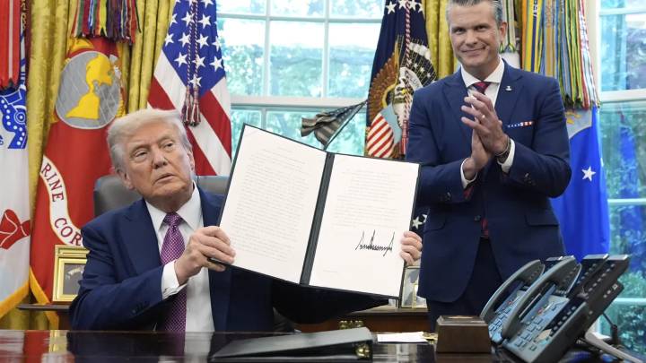 Trump firma la orden ejecutiva que renombra al Pentágono como Departamento de Guerra: "Es un mensaje de victoria"