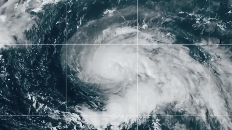 Huracán Gabrielle: Intensificación a categoría 3, ...
