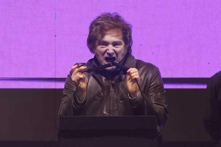 Milei promete no moverse "ni un milímetro" de su plan económico tras derrota electoral