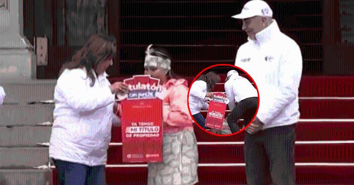 Mujer se desploma tras recibir título de propiedad en manos de la presidenta Dina Boluarte