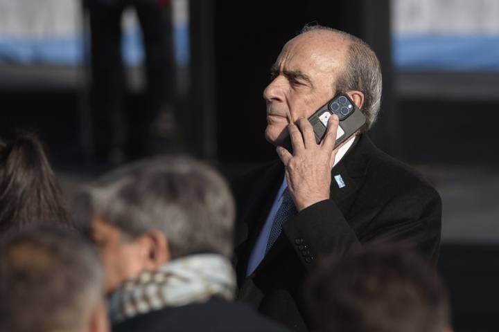 Francos felicitó a Kicillof por WhatsApp, pero descartan un encuentro con Milei