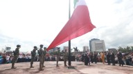 Regios disfrutan del desfile en la Explanada de los Héroes
