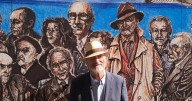 Un mural de ocho metros rinde homenaje a Pérez-Reverte y a otros 38 escritores