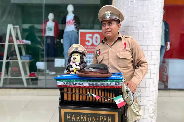 "Amo lo que hago": Ignacio Ruíz, el organillero capitalino que conquista en el centro de Mérida