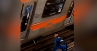 Delincuente se lanzó a las vías del Metro para evitar ser detenido: se escondió bajo un vagón