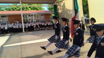 Felices papás y niños en el inicio del…