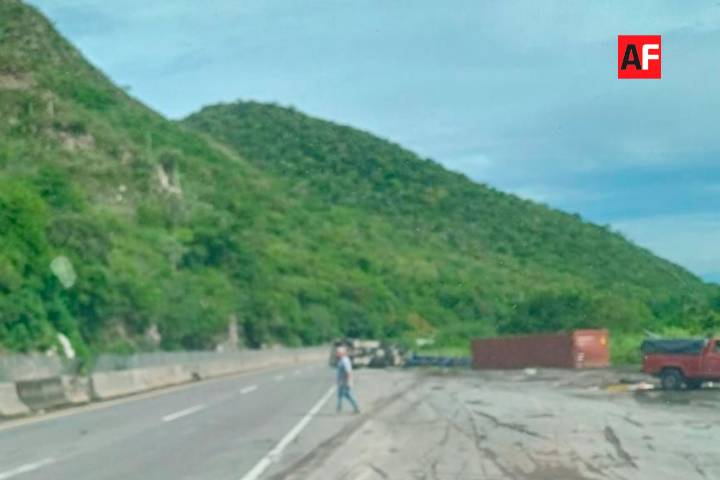 Liberada totalmente la autopista Manzanillo-Colima tras accidente en La Salada