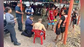 Vuelca banana y turistas tienen que ser rescatados por la Marina en Las Islitas