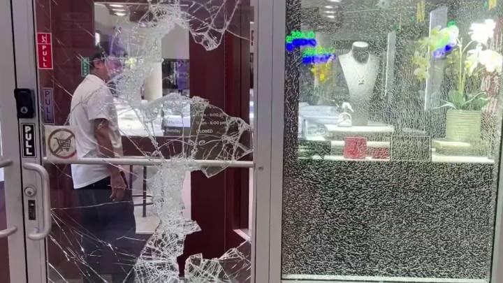 Up to 15 suspects flee after attempted smash-and-grab robbery in Milpitas – NBC Bay Area