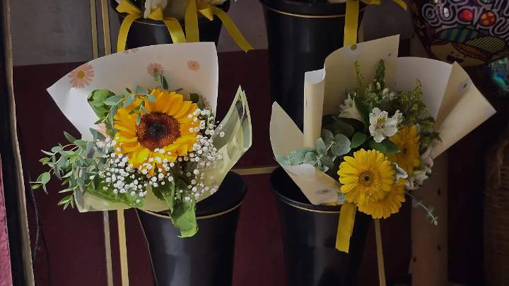 ¿Y tú ya regalaste flores amarillas? Ramos podrían costarte hasta mil 500 pesos
