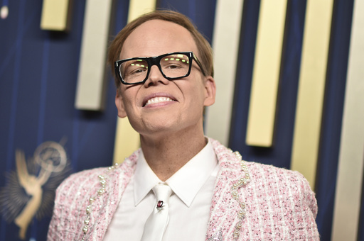 AP fotos: Las estrellas en los Emmy y momentos destacados de moda