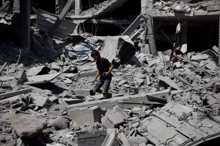 Israel insta a los últimos habitantes de Ciudad de Gaza a desplazarse a una supuesta “zona humanitaria” que está destruida y colapsada