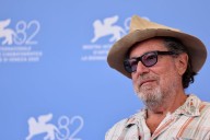 El cineasta Julian Schnabel rechaza el boicot a los actores Gal Gadot y Gerard Butler en el festival de Venecia por su apoyo a Israel